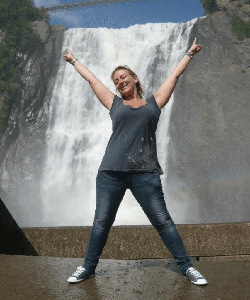 Sandy devant la cascade au Canada