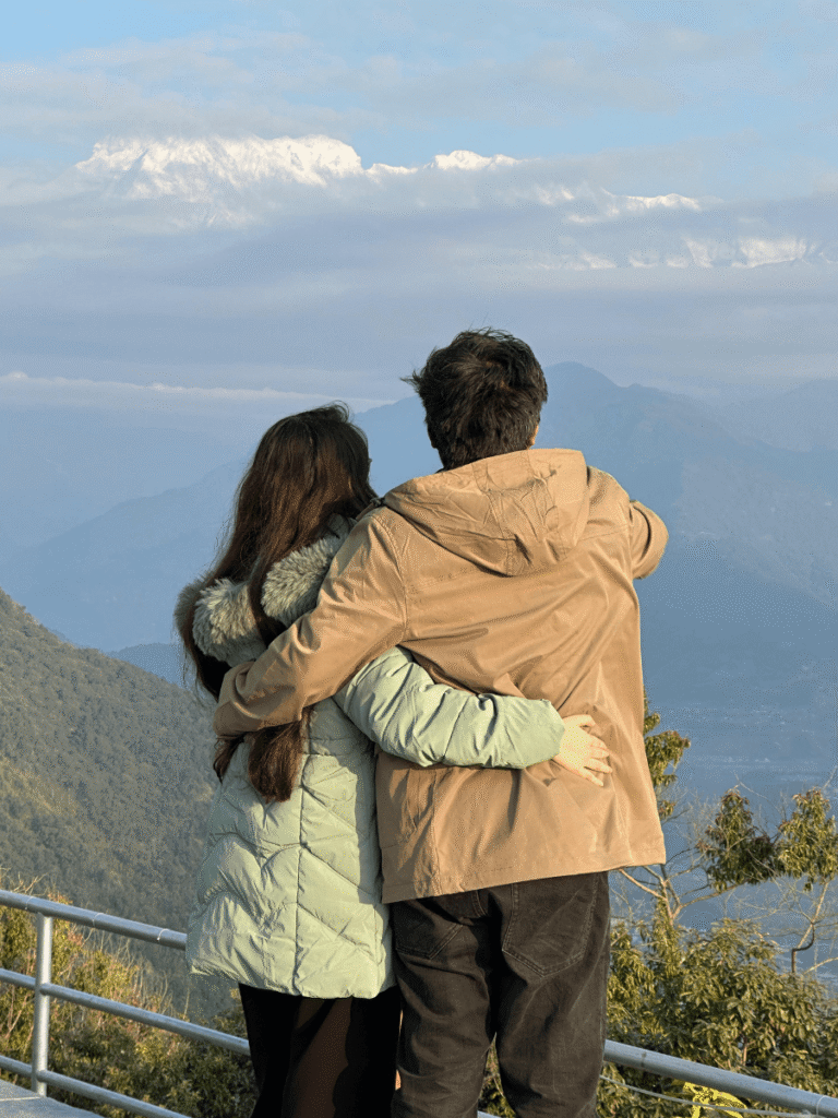 Couple en voyage hors des sentiers battus
