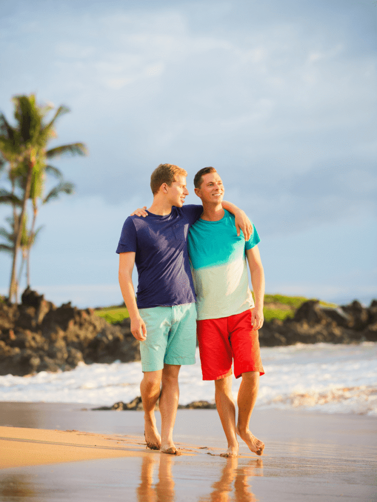 couple gay à la plage pour un voyage hors des sentiers battus