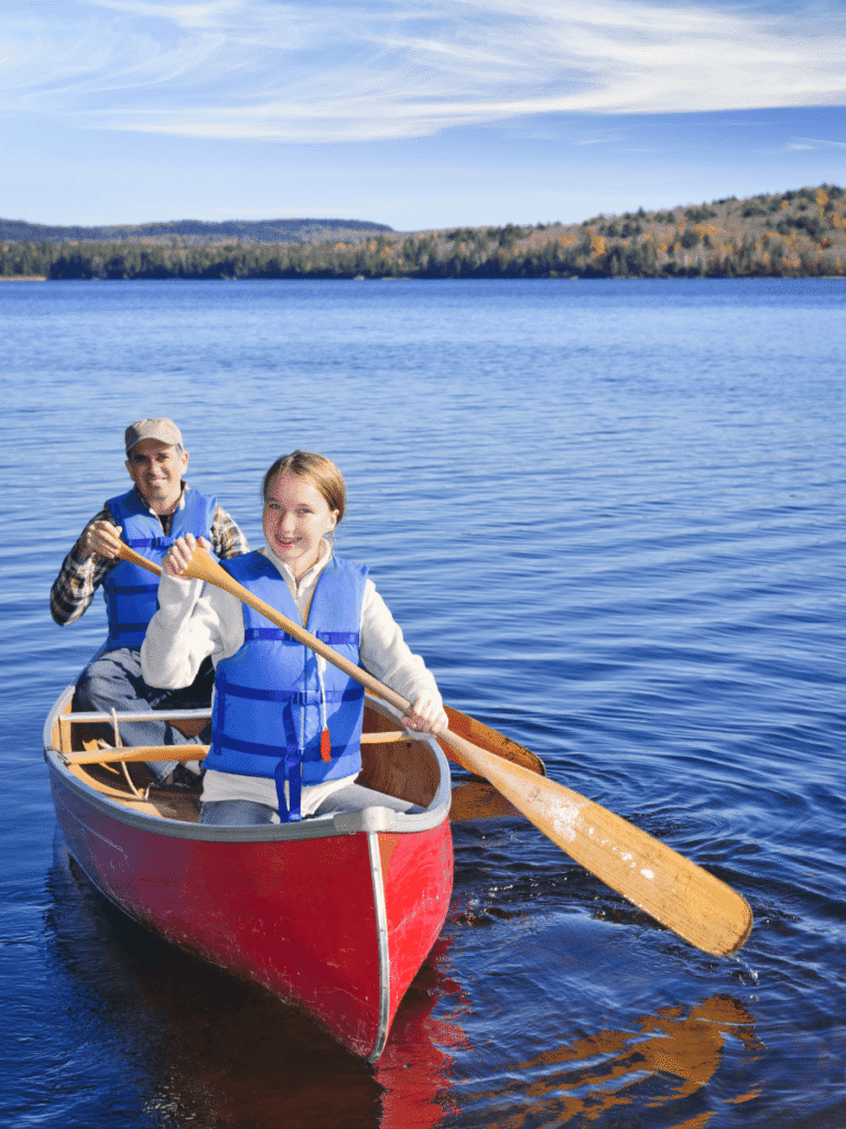 Père et fille dans un kayak pour un voyage hors des sentiers battus