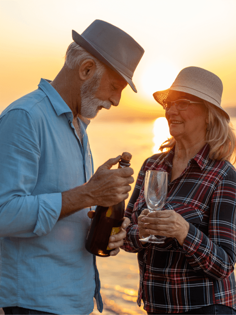 couple fête anniversaire de mariage à la plage pour un voyage surprise