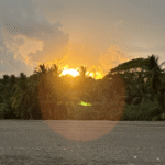 Coucher du soleil sur la plage à Uvita