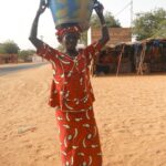 Femme Sénégalaise avec panier sur la tête