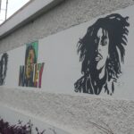 Mur de la maison de Bob Marley à Kingston avec différents portraits de lui