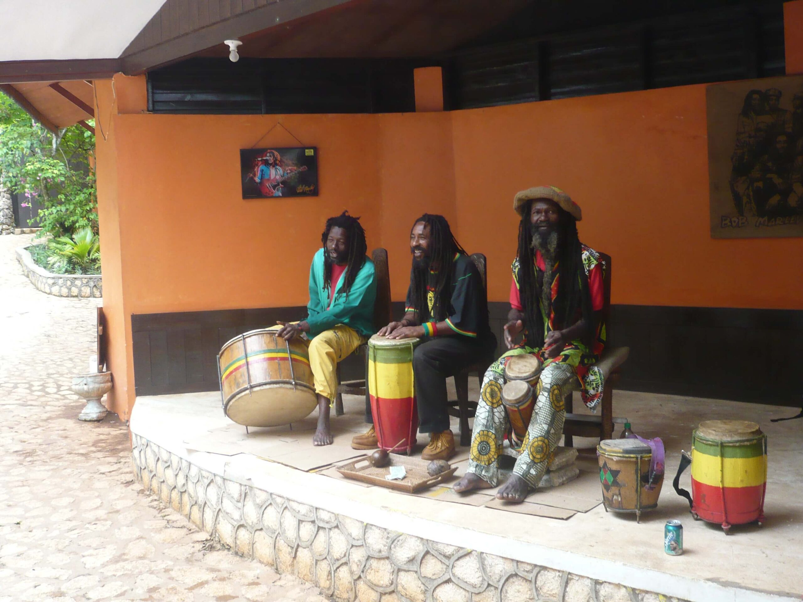 Musiciens jamaïcains qui jouent du djembe à l'entrée de la maison d'enfance de Bob Marley