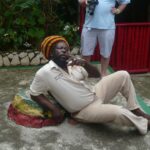 Guide de Nile Mile posé sur la pierre où se reposait Bob Marley