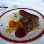 plat à base de rennes - saucisse et boulettes