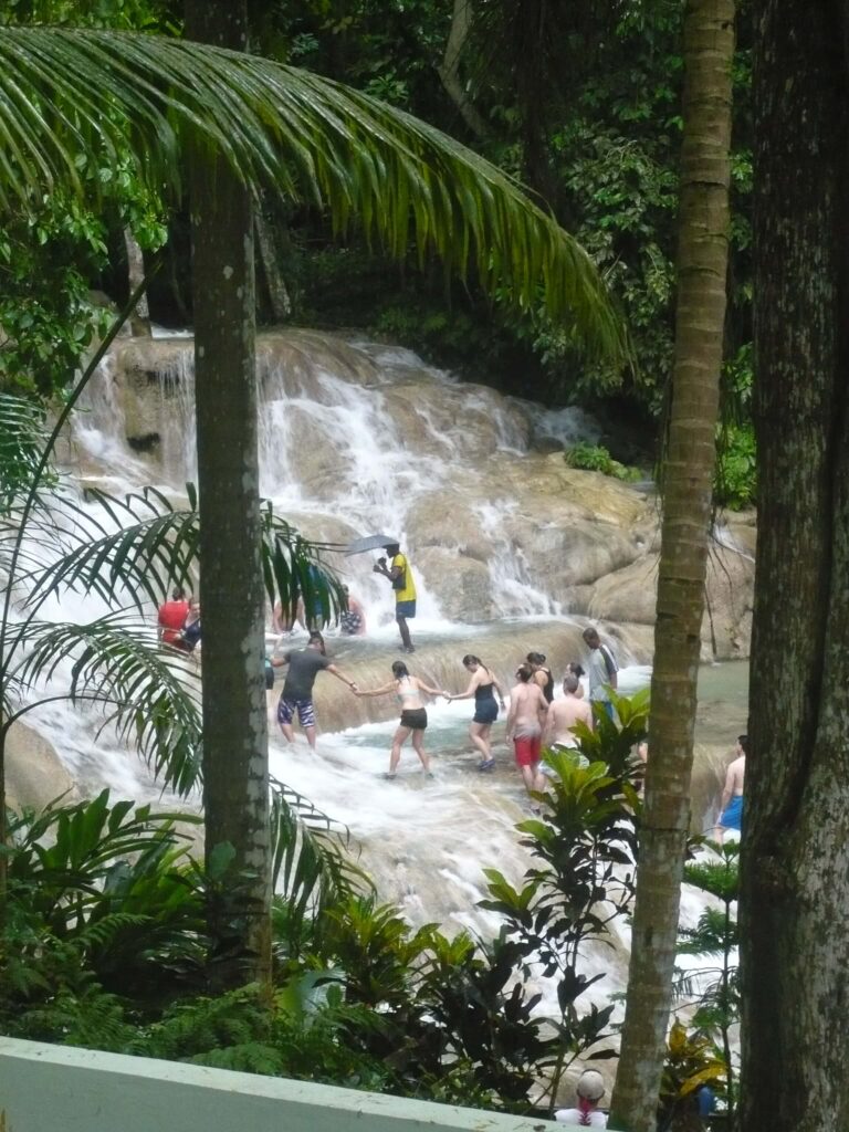 Groupe de personnes qui remonte la cascade du Dunn's River Falls