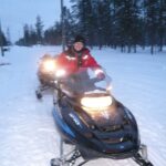Sandy en moto-neige en Laponie