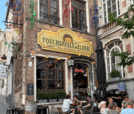 Bar Poechenellekelder à côté du Manneken Pis de Bruxelles