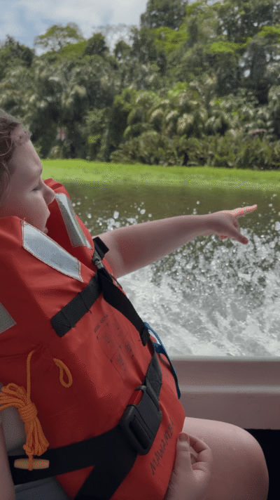 Emilie sur le bateau de Turtuguero