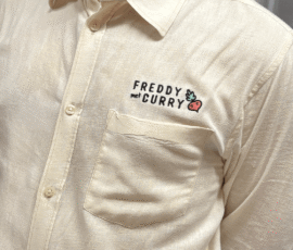 Serveur Freddy met Curry au Frietmuseum