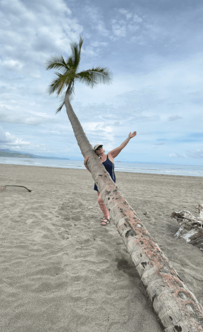 Sandy derrière un palmier à Uvita