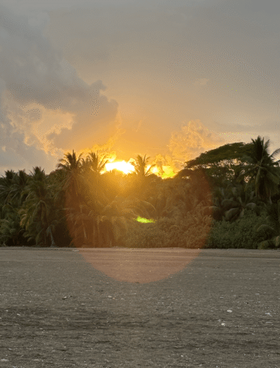 Coucher du soleil sur la plage à Uvita