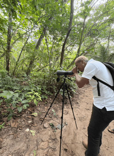 Guide avec longue vue à Cahuita