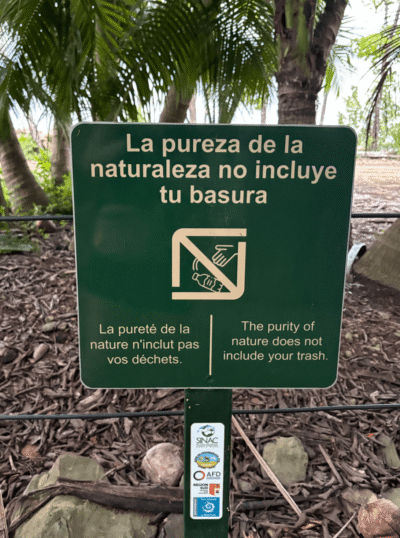 Panneaux faisant référence au fait qu'on ne peut pas laisser ses déchets