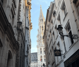 rue qui donne sur la Grand Place de Bruxelles