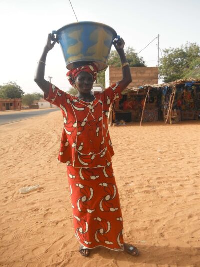 Femme Sénégalaise avec panier sur la tête