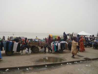 échoppes de marché à Saint-Louis au Sénégal