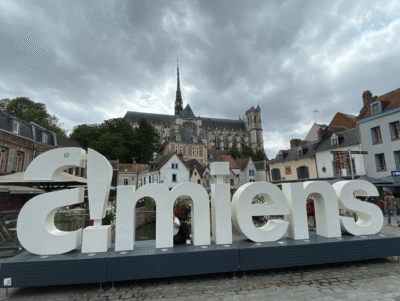 Grosses lettres AMIENS devant la ville d'Amiens