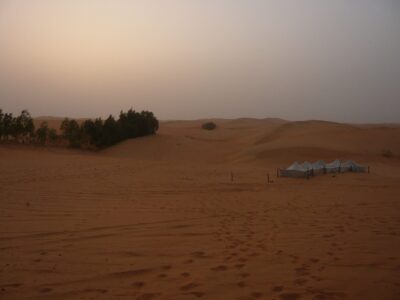 coucher du soleil sur le campement dans le désert de Lompoul