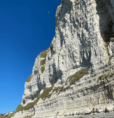 vue sur les falaises de Fécamp depuis la plage
