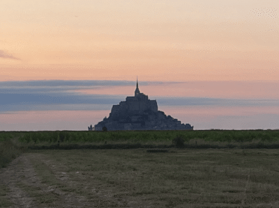 vue sur le Mont-Saint-Michel au coucher du soleil