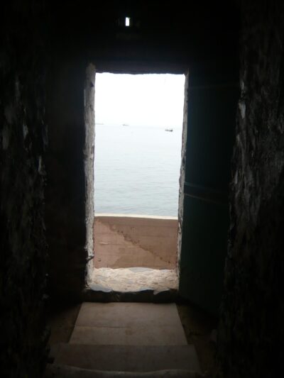 porte de sortie des escales dans la maison des esclavaes sur l'île de Gorée