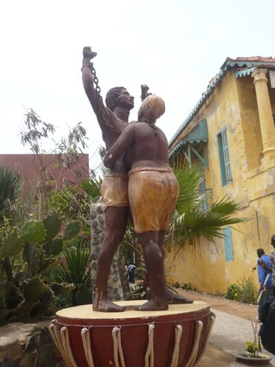 Statue d'esclaves devant la maison des esclaves de l'île de Gorée