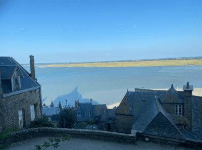 Vue panoramique sur le Mont-Saint-Michel de jour