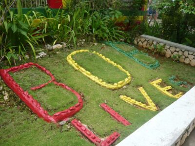 Ecritures Bob Lives du jardin de la maison d'enfance de Bob Marley à Nine Mile