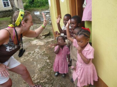 Sandy avec les enfants de l'école primaire