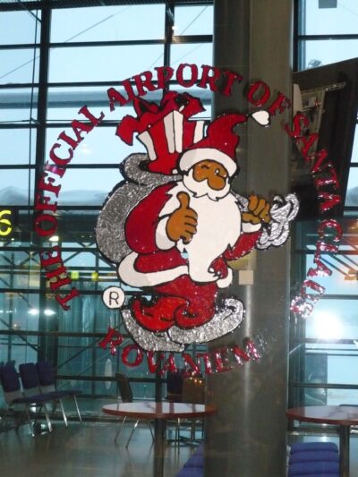 Père Noël dessiné sur la vitre de l'aéroport de Rovaniemi