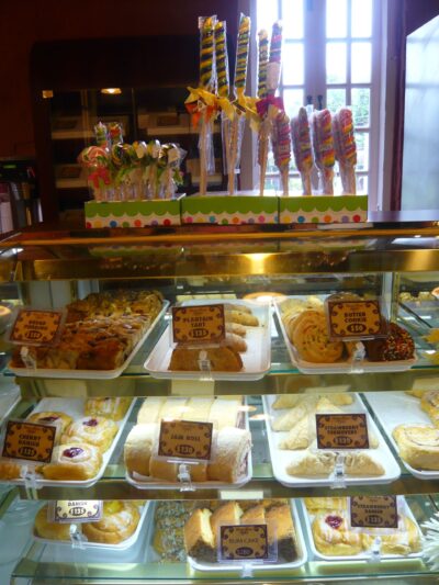 Assortiment de patisserie de la vitrine du Devon House Bakery