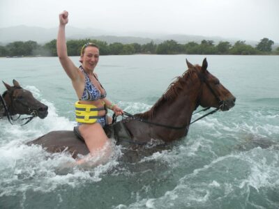 Sandy en baignade avec les chevaux dans la mer en Jamaïque