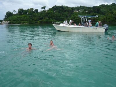 Baignade à partir du bateau au Lagon Bleu