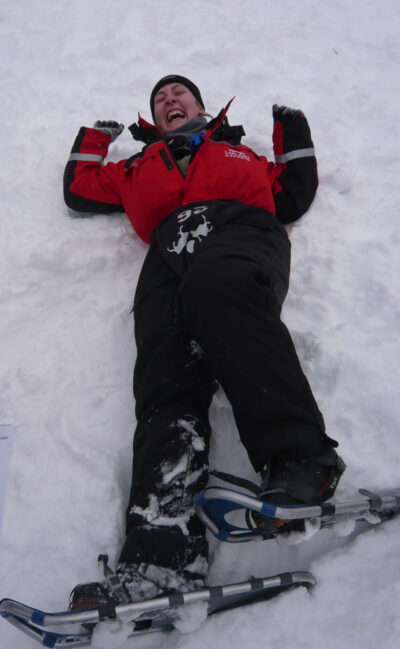 Sandy chute dans la neige en raquettes