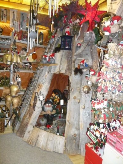Décoration dans le magasin du village du Père Noël