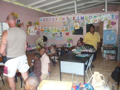 Classe de primaire avec professeur et enfants en Jamaïque