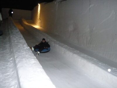 Sandy qui descend en glissage sur une boué dans la glace