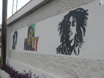 Mur de la maison de Bob Marley à Kingston avec différents portraits de lui