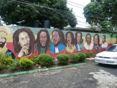 Mur avec fresques des membres de la famille de Bob Marley à Kingston