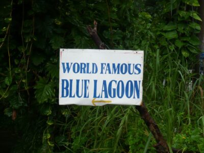 Pancarte à l'entrée du Bleu Lagon