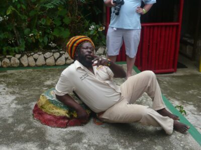 Guide de Nile Mile posé sur la pierre où se reposait Bob Marley