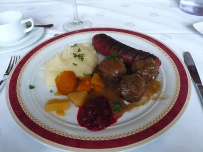 plat à base de rennes - saucisse et boulettes