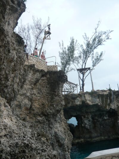 Plongueurs qui sautent du haut de la falaise du Rick's Café