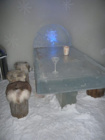 Table sculpté dans la glace au restaurant Kemi