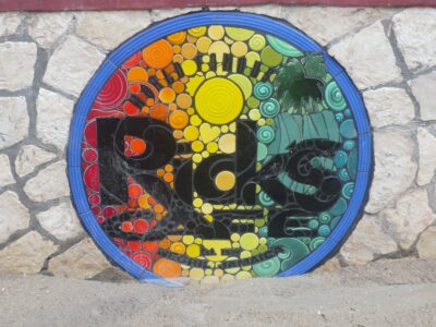 Logo du Rick's Café à l'entrée