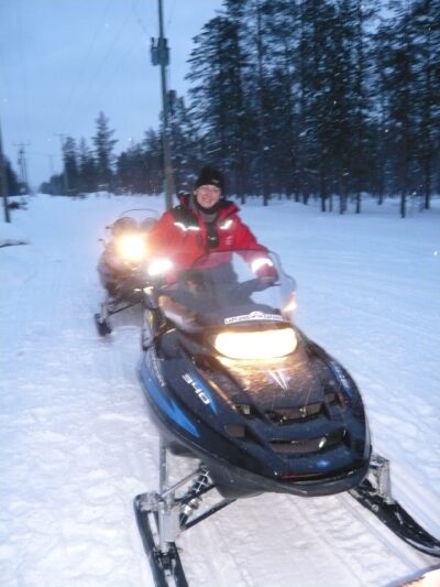 Sandy en moto-neige en Laponie