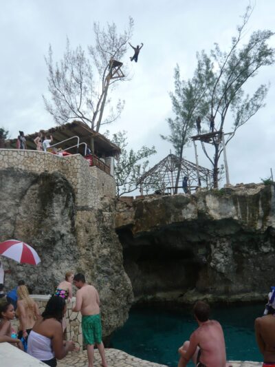 Saut d'un plongeur du haut de la falaise au Rick's Café